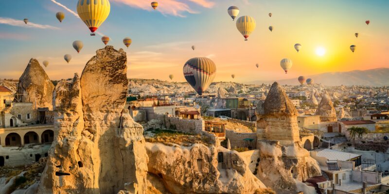 Hot,Air,Balloons,At,Sunset,In,Goreme,Village,,Cappadocia,,Turkey