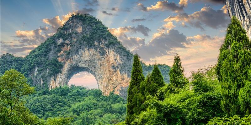 dreamstime_xxl_54550639_Moon Hill